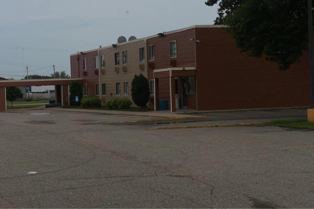 Econo Lodge Waite Park Bagian luar foto