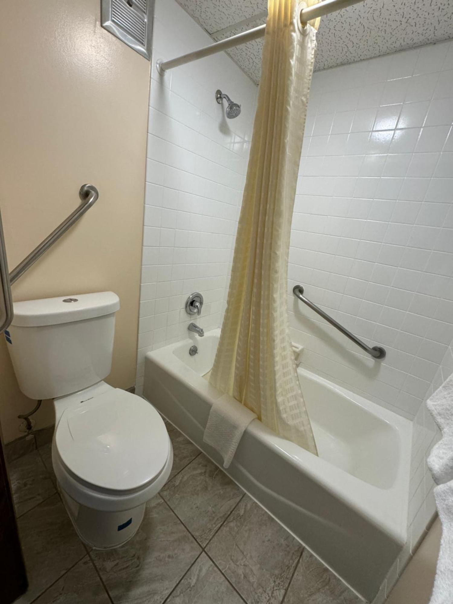 Econo Lodge Waite Park Bagian luar foto