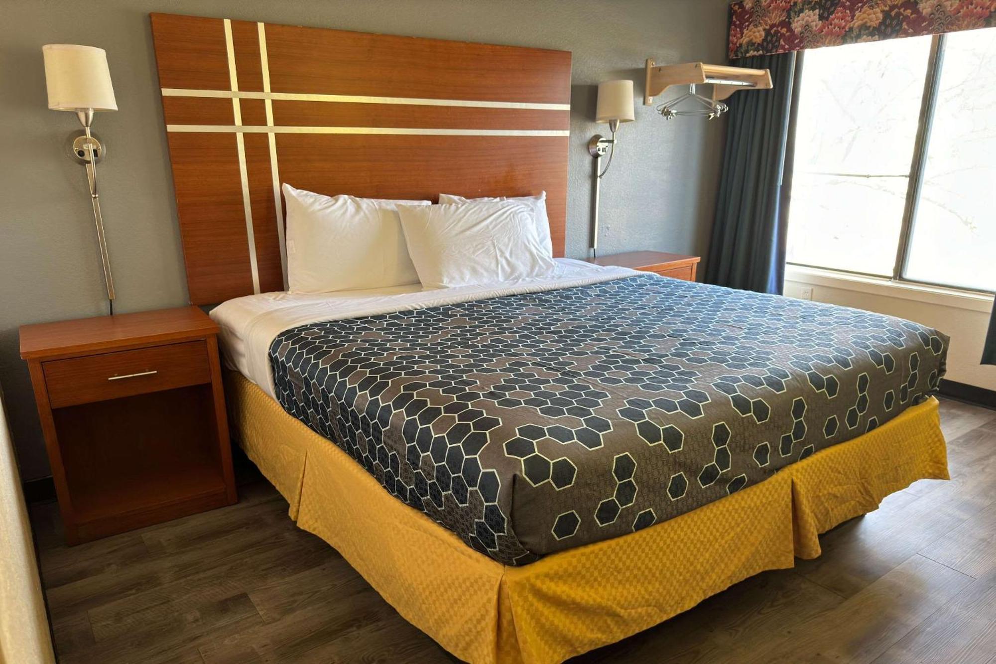 Econo Lodge Waite Park Bagian luar foto